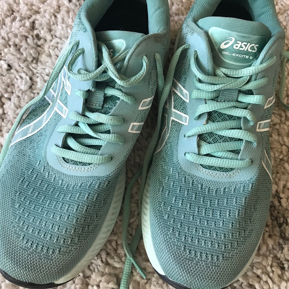 Woman green ASICS gel-excite 9 running shoes